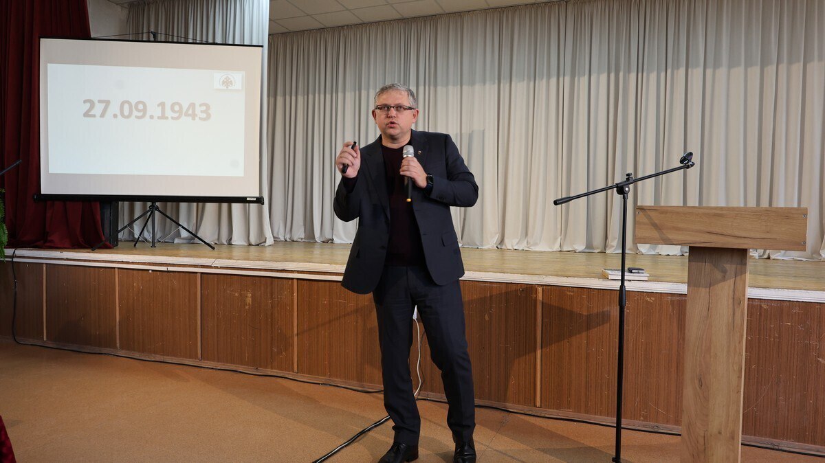 Олег Лобов: необходимо развивать и укреплять взаимодействие архивов и школ в изучении истории Крыма Олег Лобов: необходимо развивать и укреплять взаимодействие архивов и школ в изучении истории Крыма