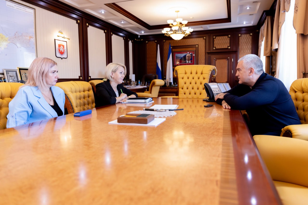 Сергей Аксёнов: На встрече с руководителем АНО «Комитет семей воинов Отечества» Ольгой Валерьевной Дорохиной и ее заместителем Ларисой Владимировной Бобриковой обсудили вопросы организации поддержки участников СВО и членов... Сергей Аксёнов: На встрече с руководителем АНО «Комитет семей воинов Отечества» Ольгой Валерьевной Дорохиной и ее заместителем Ларисой Владимировной Бобриковой обсудили вопросы организации поддержки участников СВО и членов...