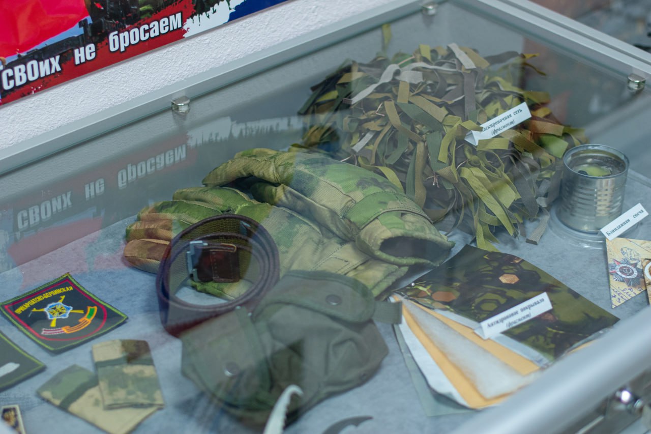 В МБОУ «Школа-гимназия, детский сад № 25» города Симферополя состоялось торжественное открытие музея «Хроники СВО», посвящённого событиям специальной военной операции В МБОУ «Школа-гимназия, детский сад № 25» города Симферополя состоялось торжественное открытие музея «Хроники СВО», посвящённого событиям специальной военной операции