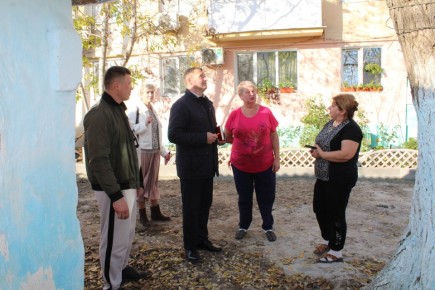Игорь Крутьков: Вчера провел встречи с жителями МКД п. Ленино, на территории которых в настоящее время проводятся работы по благоустройству дворовых территорий