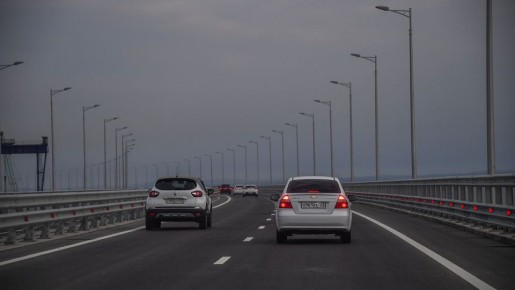 Перед Крымским мостом образовалась пробка вечером 28 ноября