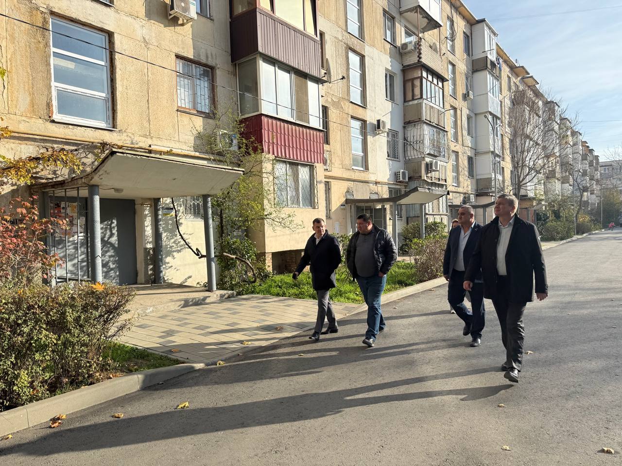 Александр Юрьев: Вместе с моим заместителем Сергеем Колгановым и депутатом городского совета Мгером Мурадяном продолжили обход многоквартирных домов Евпатории