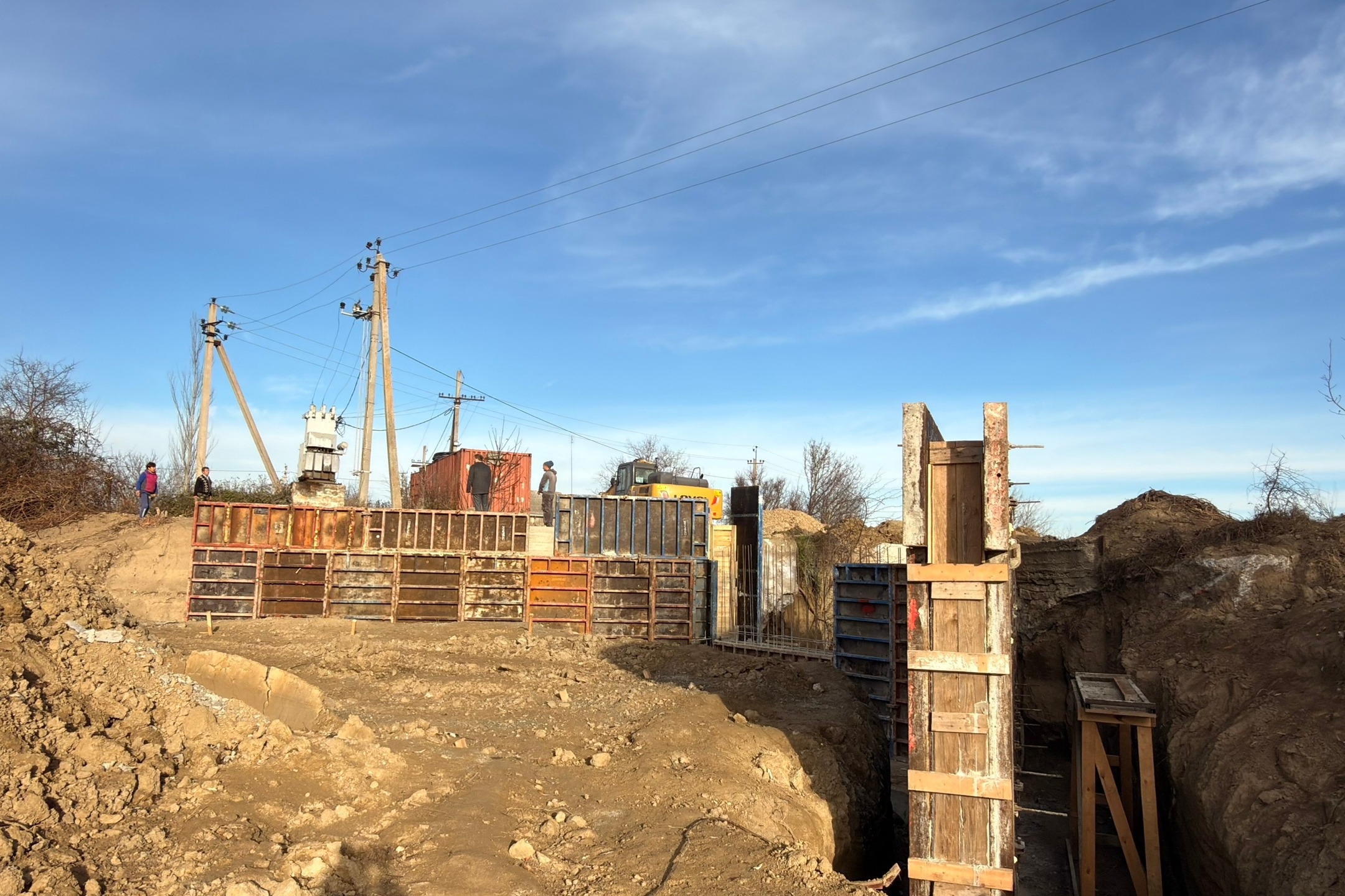 В Нижнегорском районе идет текущий ремонт гидротехнического сооружения аварийного водосброса пруда в с.Ивановка