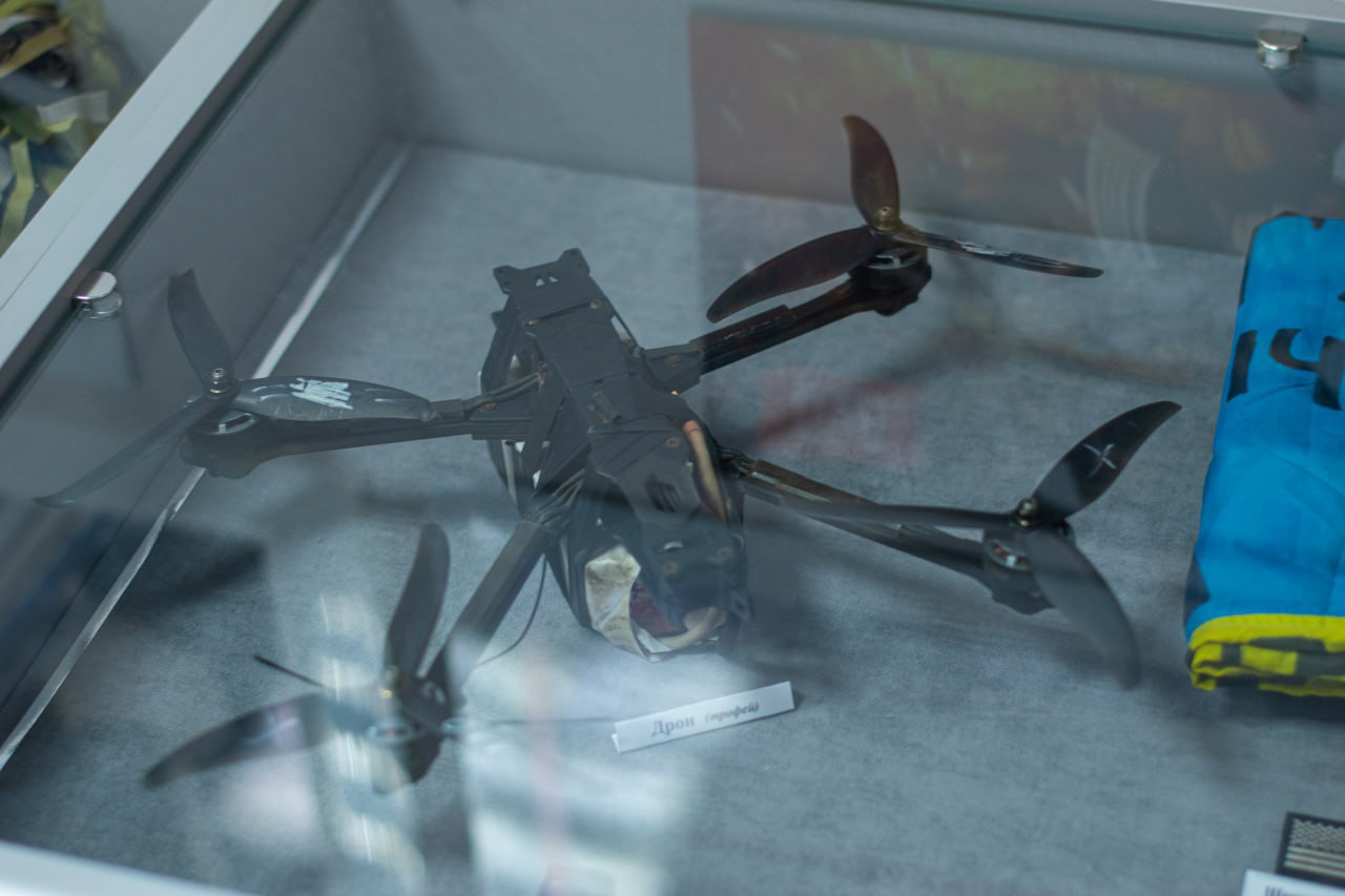 В МБОУ «Школа-гимназия, детский сад № 25» города Симферополя состоялось торжественное открытие музея «Хроники СВО», посвящённого событиям специальной военной операции В МБОУ «Школа-гимназия, детский сад № 25» города Симферополя состоялось торжественное открытие музея «Хроники СВО», посвящённого событиям специальной военной операции