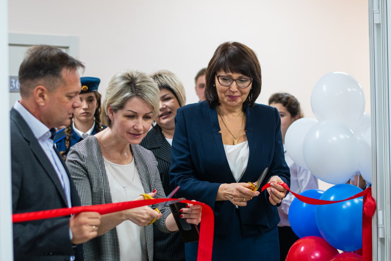 В МБОУ «Школа-гимназия, детский сад № 25» города Симферополя состоялось торжественное открытие музея «Хроники СВО», посвящённого событиям специальной военной операции В МБОУ «Школа-гимназия, детский сад № 25» города Симферополя состоялось торжественное открытие музея «Хроники СВО», посвящённого событиям специальной военной операции