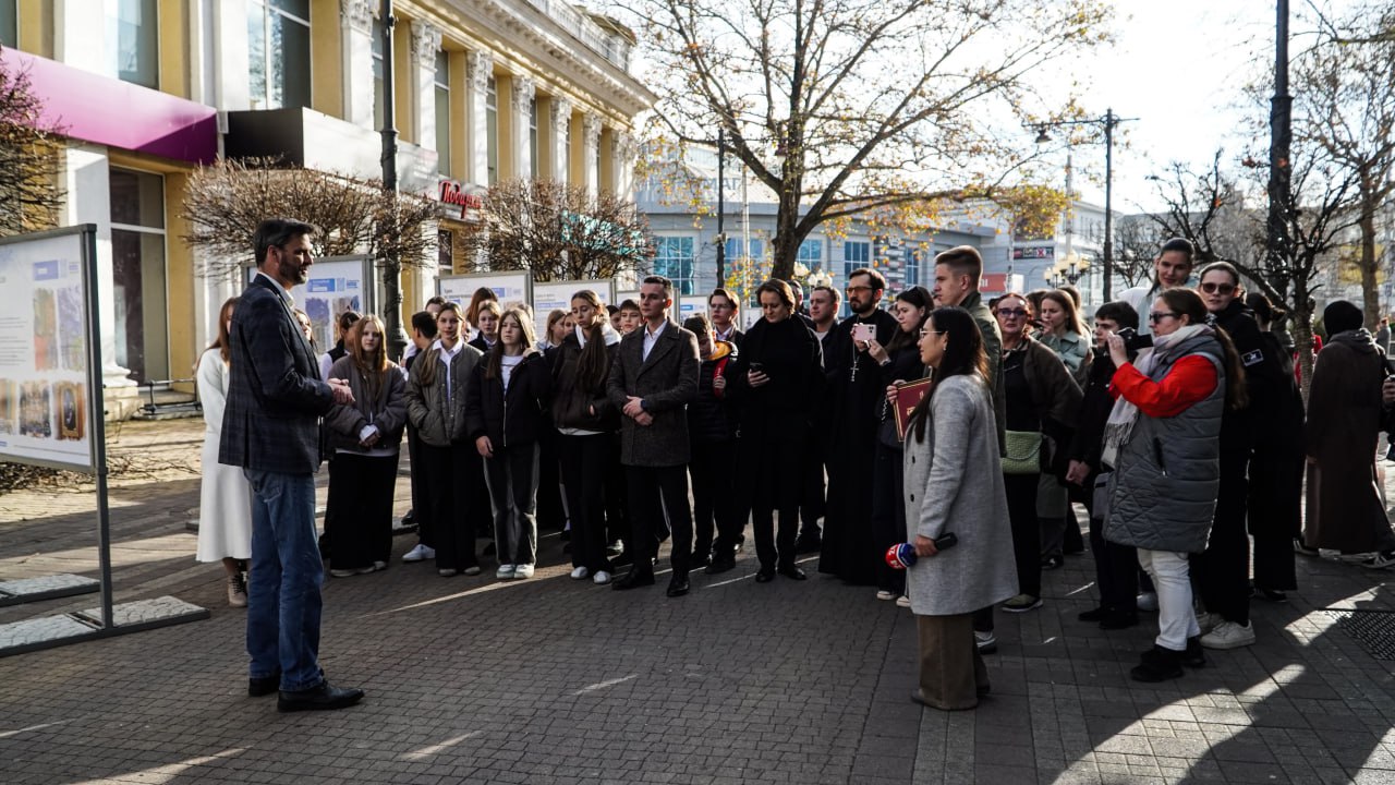 Фотовыставка «Молодёжь о вечном» открылась в центре Симферополя Фотовыставка «Молодёжь о вечном» открылась в центре Симферополя