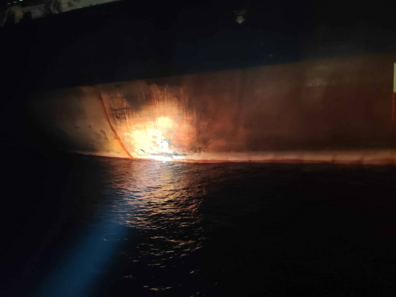 Благодаря фотографиям поврежденных в Черном море танкеров можно оценить воздействие украинских БЭК на корпуса кораблей Благодаря фотографиям поврежденных в Черном море танкеров можно оценить воздействие украинских БЭК на корпуса кораблей