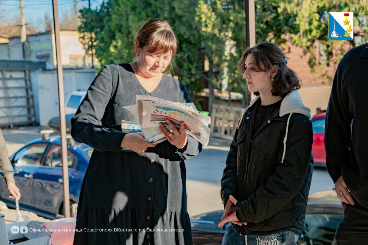 Участники программы «Севастополь — город героев» вместе с воспитанниками детского дома передали сладкие угощения на фронт Участники программы «Севастополь — город героев» вместе с воспитанниками детского дома передали сладкие угощения на фронт