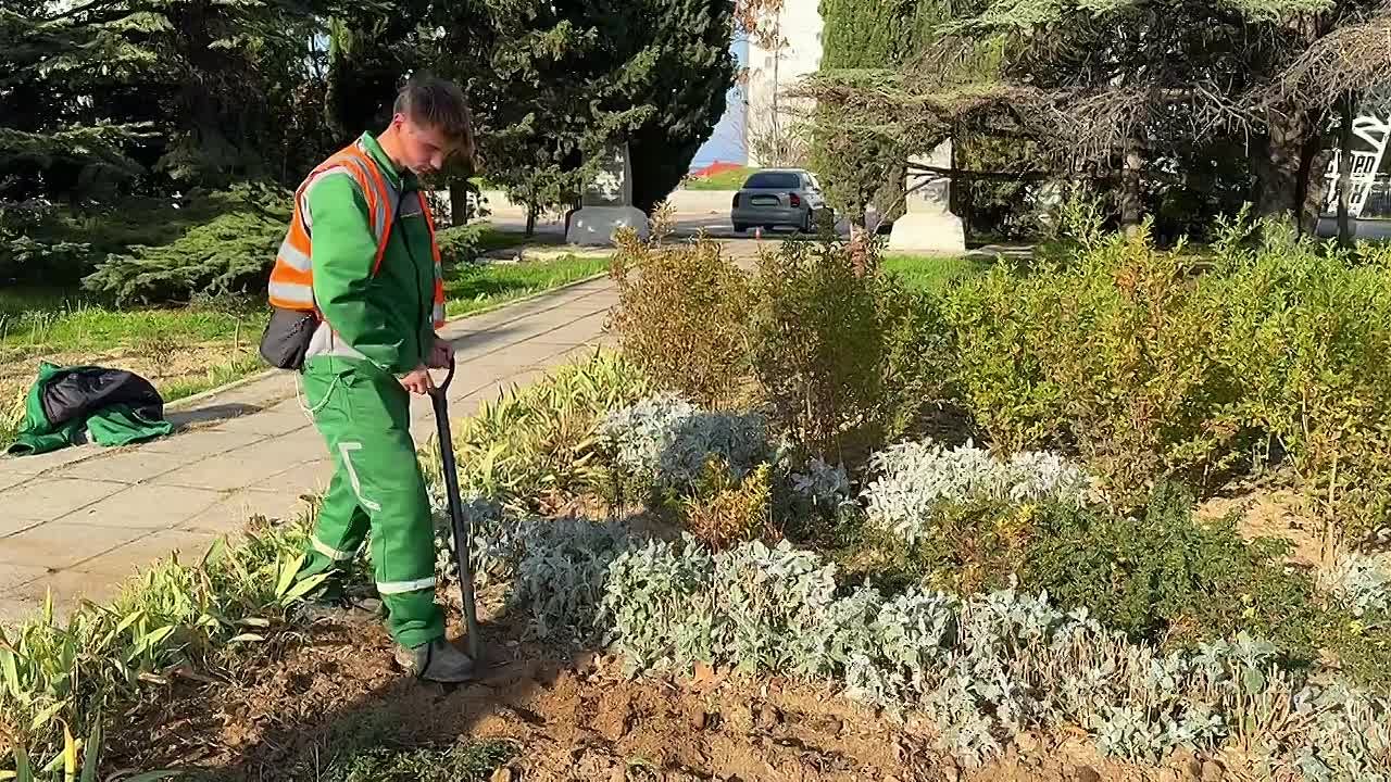 Специалисты «Парков и скверов» привели в порядок сквер на улице Меньшикова
