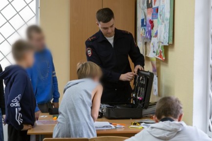 Сотрудники полиции познакомили подростков с работой криминалистов