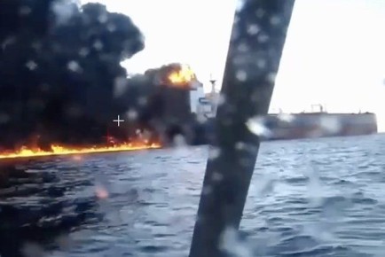 Атакованный украинскими БЭК танкер Virat взяли на буксир и ведут к берегу Турции