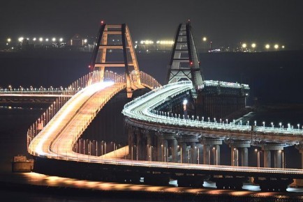 На Крымском мосту начали разворачивать микроавтобусы без салона