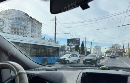 ДТП с участием троллейбуса произошло на улице Пожарова