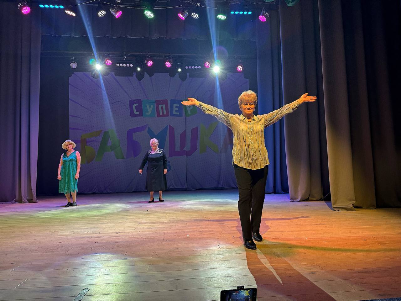 Супер бабушки зажгли сцену Черноморского РДК! Супер бабушки зажгли сцену Черноморского РДК!