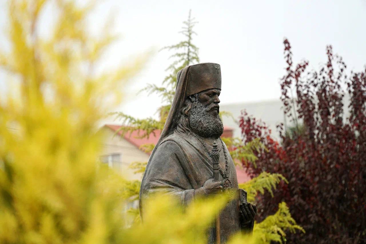 Статую святителя Луки открыли и освятили в Евпатории Статую святителя Луки открыли и освятили в Евпатории