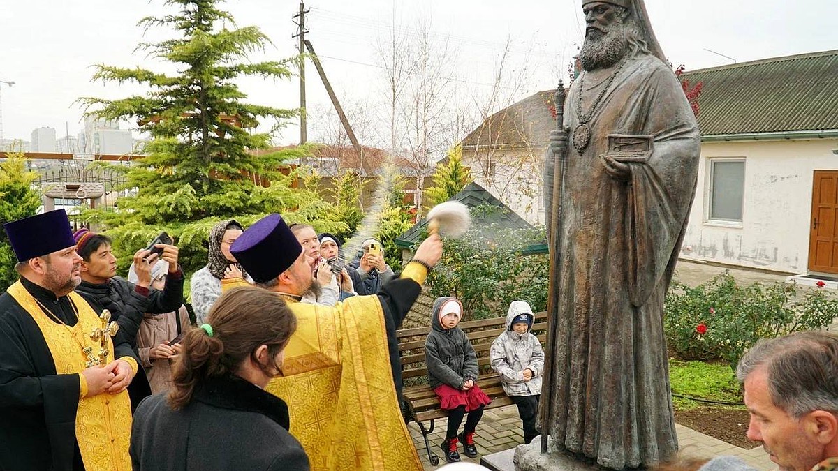 Статую святителя Луки открыли в Евпатории