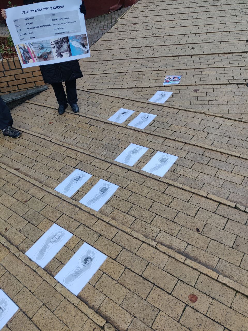 В Киеве болезные требуют снести памятник Булгакову и переименовать музей, который носит его имя В Киеве болезные требуют снести памятник Булгакову и переименовать музей, который носит его имя