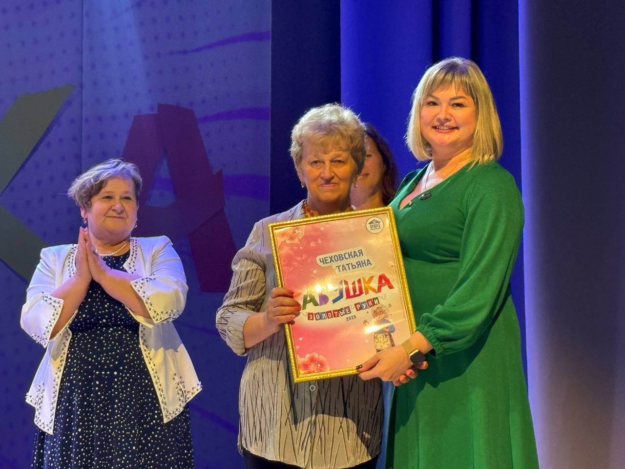 Супер бабушки зажгли сцену Черноморского РДК! Супер бабушки зажгли сцену Черноморского РДК!