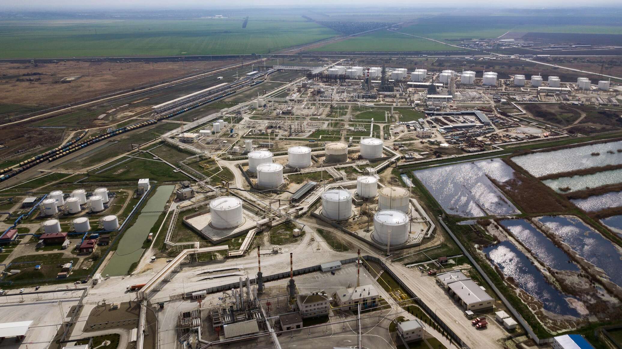 Зеленский ввел санкции против против "Роснефти" и предприятий "Лукойла"