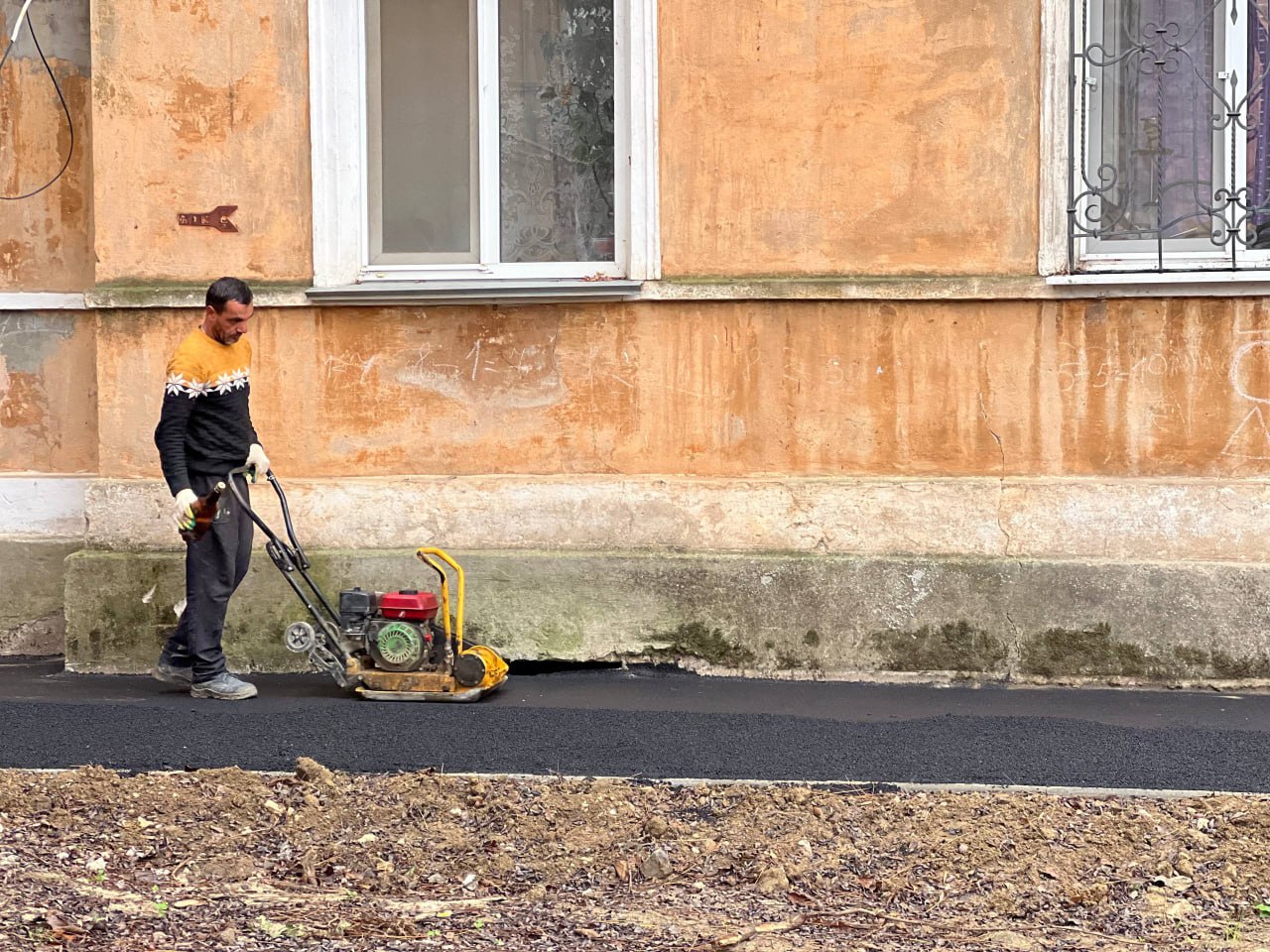 Олег Каторгин: Во дворе по ул. Петра Дейкало, 6/1, Архитектурной, 5/2, Бульвару Пионеров, 2/5 приступили к асфальтированию тротуаров в рамках благоустройства придомовой территории Олег Каторгин: Во дворе по ул. Петра Дейкало, 6/1, Архитектурной, 5/2, Бульвару Пионеров, 2/5 приступили к асфальтированию тротуаров в рамках благоустройства придомовой территории