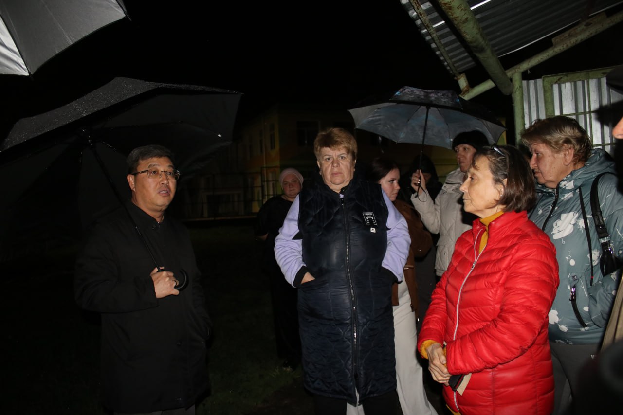 Владимир Ким: Вчера с коллегами выезжали по обращению жильцов МКД на Гарнаева, 79. Среди озвученных проблем – подтопление подвала, необходимость ремонта подъездов, протечка кровли, слабый напор воды на верхних этажах и другие