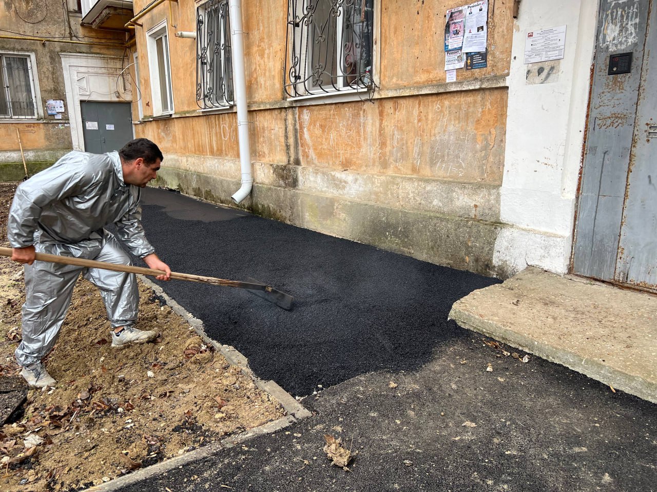 Олег Каторгин: Во дворе по ул. Петра Дейкало, 6/1, Архитектурной, 5/2, Бульвару Пионеров, 2/5 приступили к асфальтированию тротуаров в рамках благоустройства придомовой территории Олег Каторгин: Во дворе по ул. Петра Дейкало, 6/1, Архитектурной, 5/2, Бульвару Пионеров, 2/5 приступили к асфальтированию тротуаров в рамках благоустройства придомовой территории
