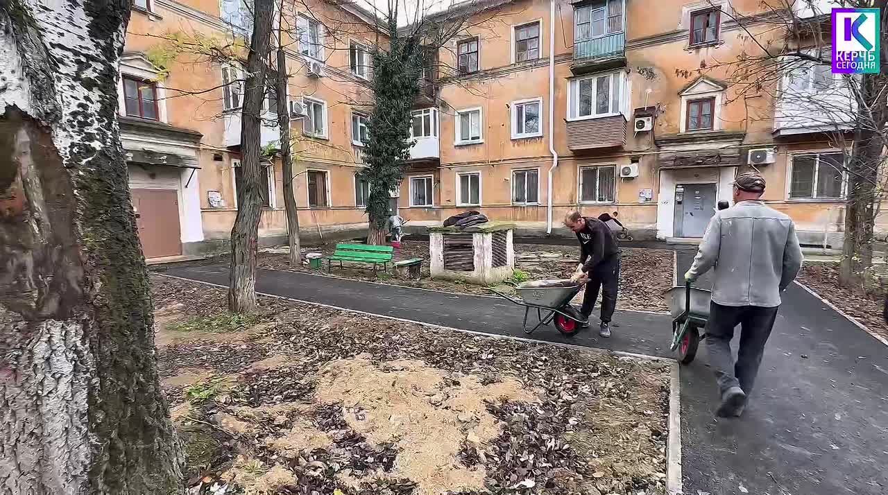 Олег Каторгин: Во дворе по ул. Петра Дейкало, 6/1, Архитектурной, 5/2, Бульвару Пионеров, 2/5 приступили к асфальтированию тротуаров в рамках благоустройства придомовой территории