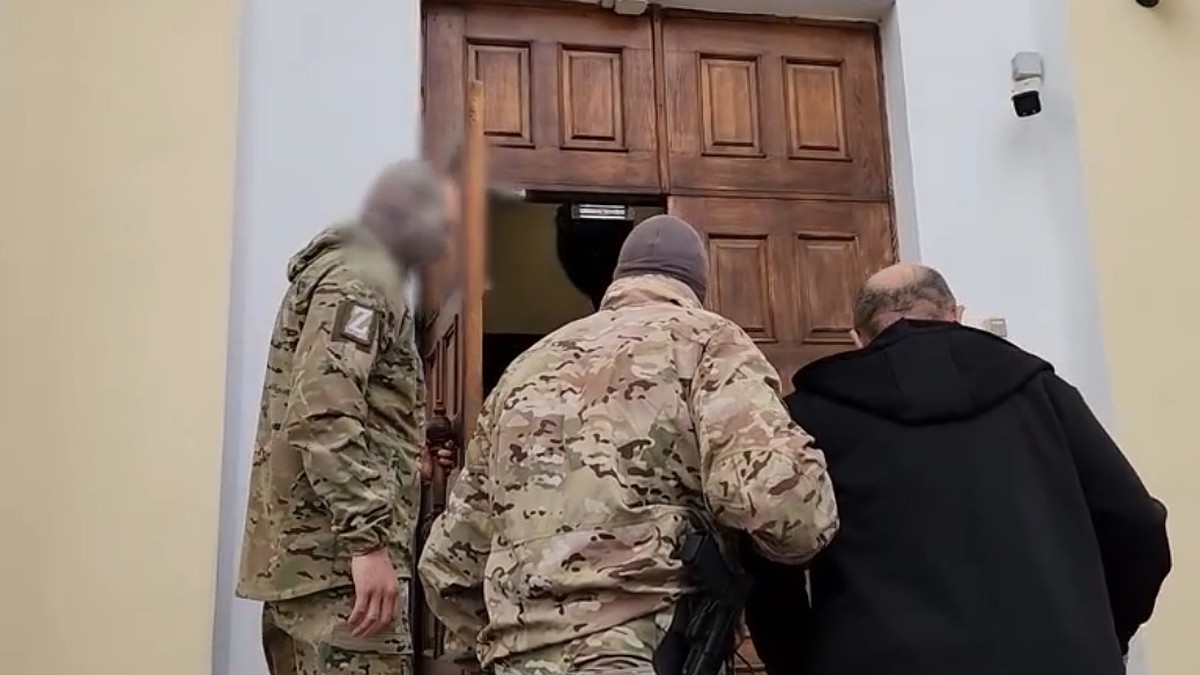 Сотрудник украинской разведки предлагал своему агенту убить жену и ребенка военного в Крыму