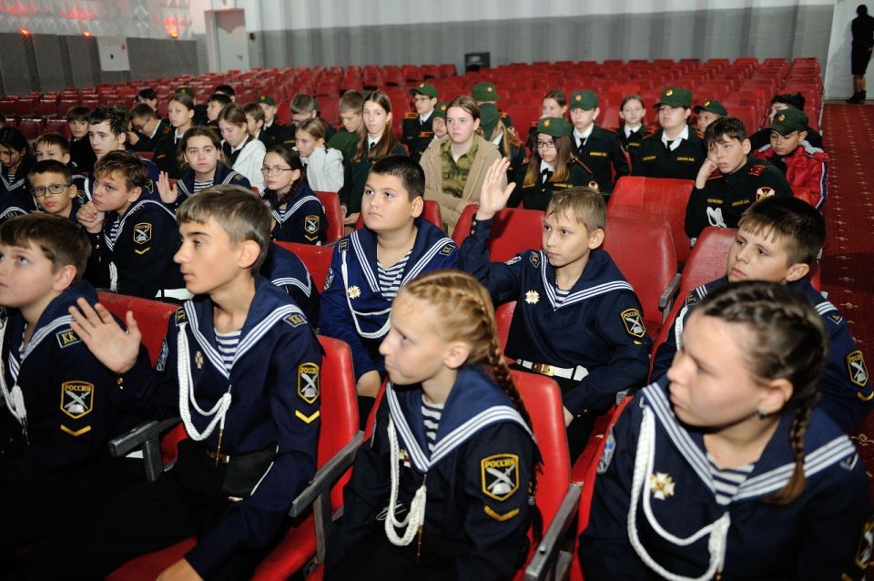 В Евпатории представители МВД и общественники провели встречу с кадетами В Евпатории представители МВД и общественники провели встречу с кадетами