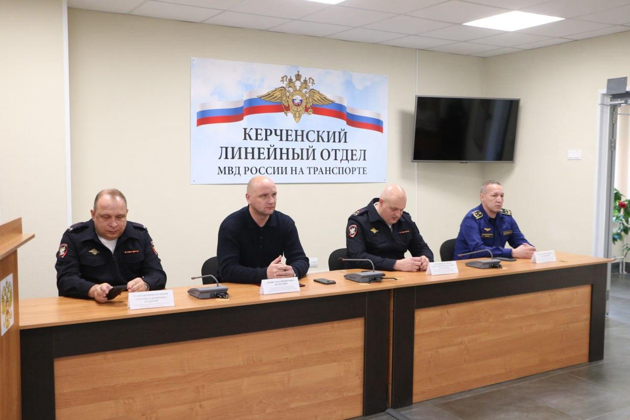 В Керченском ЛО МВД России на транспорте наградили сотрудников сводного отряда В Керченском ЛО МВД России на транспорте наградили сотрудников сводного отряда