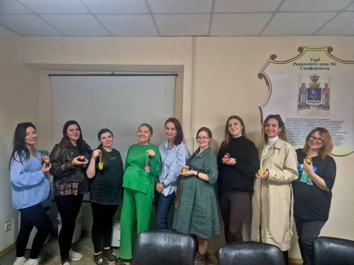 В роддомах Крыма женщин поздравили с Днём матери