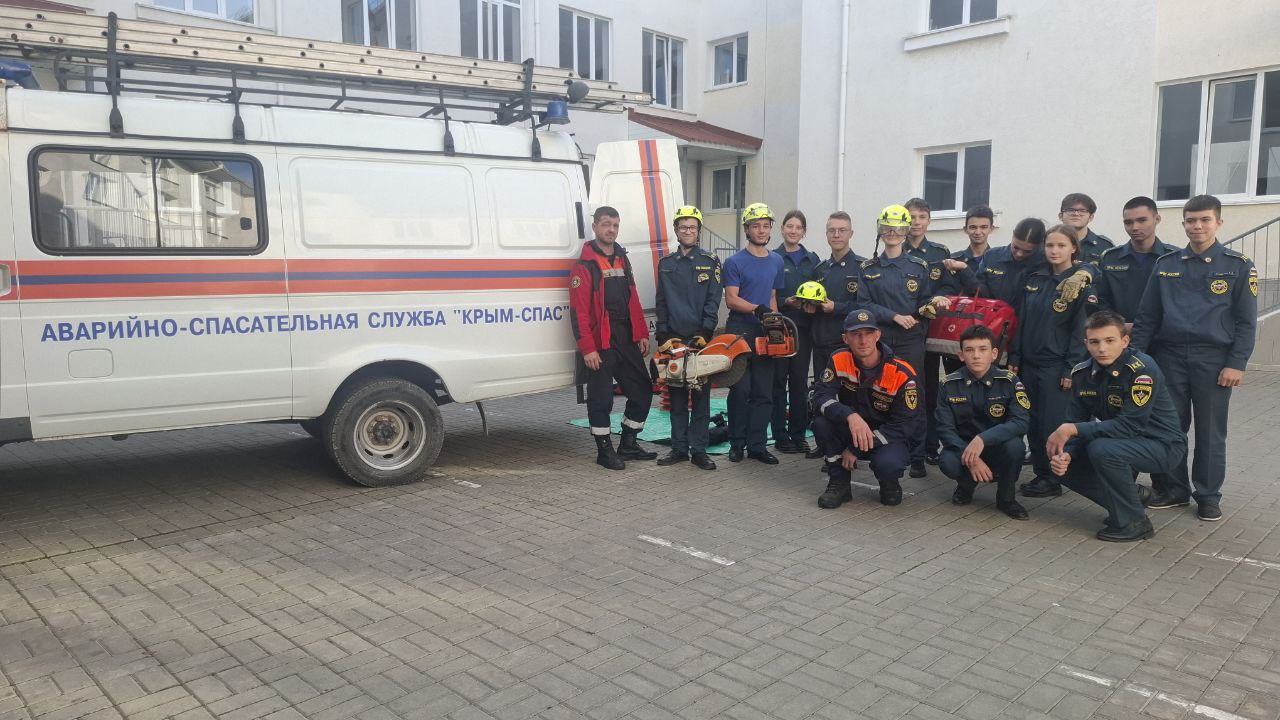 В преддверии Дня спасателя Российской Федерации сотрудники подведомственных учреждений МЧС Республики Крым проводят открытые уроки для кадетских классов МЧС России