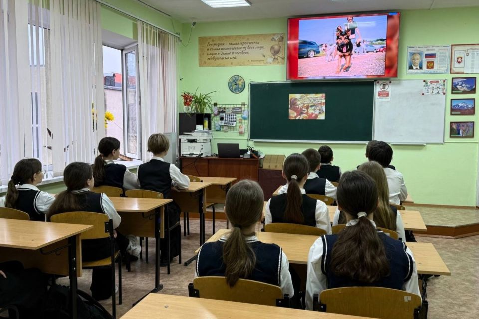 В Крыму стартовала новая учебная неделя с тематических занятий «Разговоры о важном»