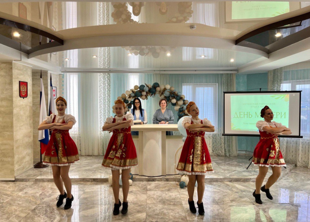 Вчера вся Россия отмечала прекрасный праздник - День матери Вчера вся Россия отмечала прекрасный праздник - День матери