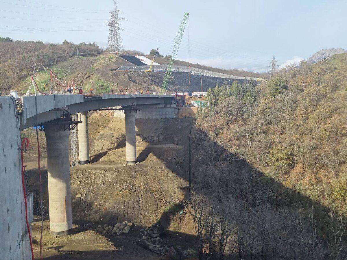 На дороге в обход Алушты приступили к третьему этапу укладки виадука На дороге в обход Алушты приступили к третьему этапу укладки виадука