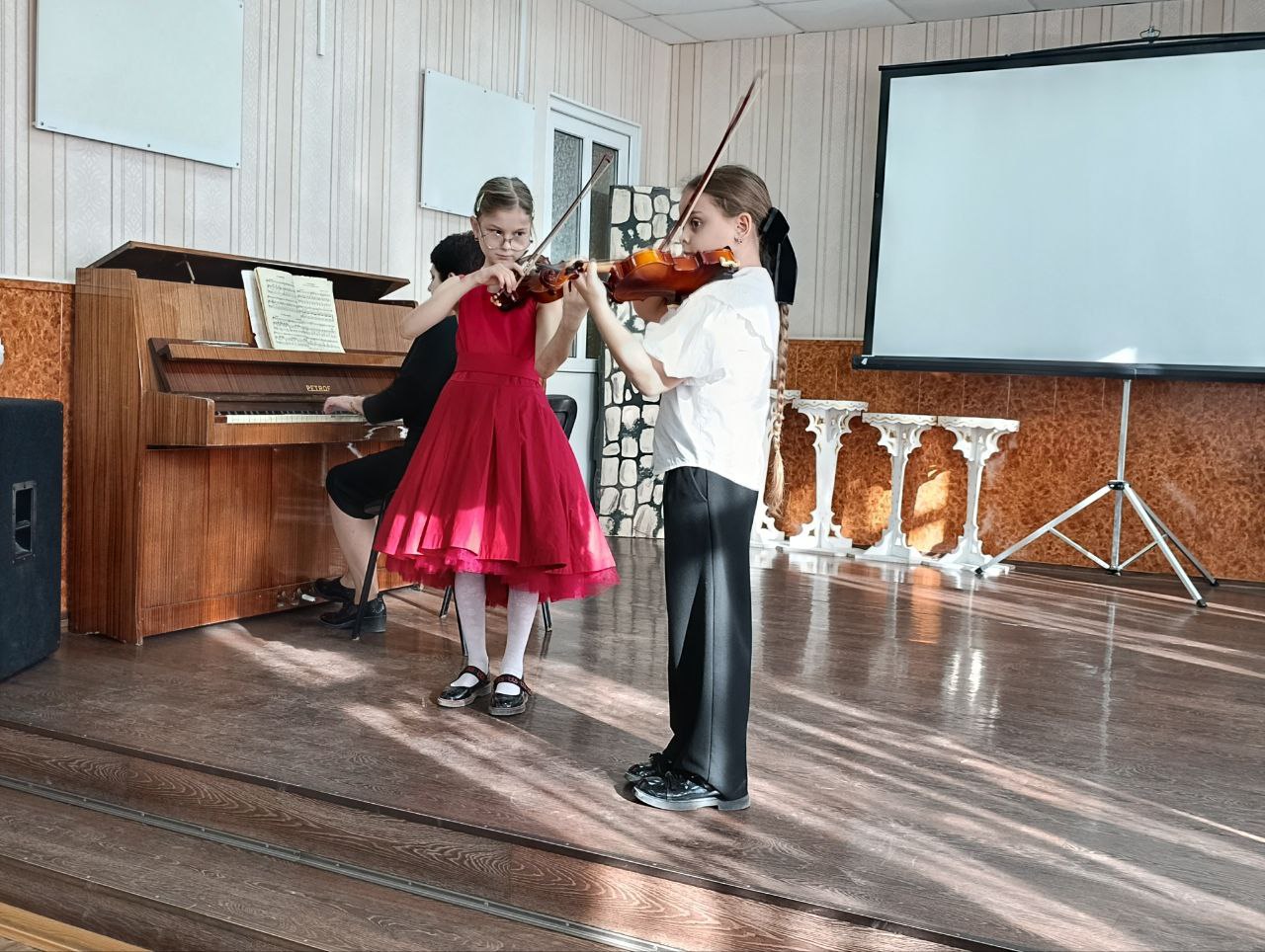 Концерт «Мамочке любимой». Нежные мелодии и проникновенные слова прозвучали со сцены Культурно-досугового центра, в котором в честь Дня матери, прошел праздничный концерт «Мамочке любимой» Концерт «Мамочке любимой». Нежные мелодии и проникновенные слова прозвучали со сцены Культурно-досугового центра, в котором в честь Дня матери, прошел праздничный концерт «Мамочке любимой»