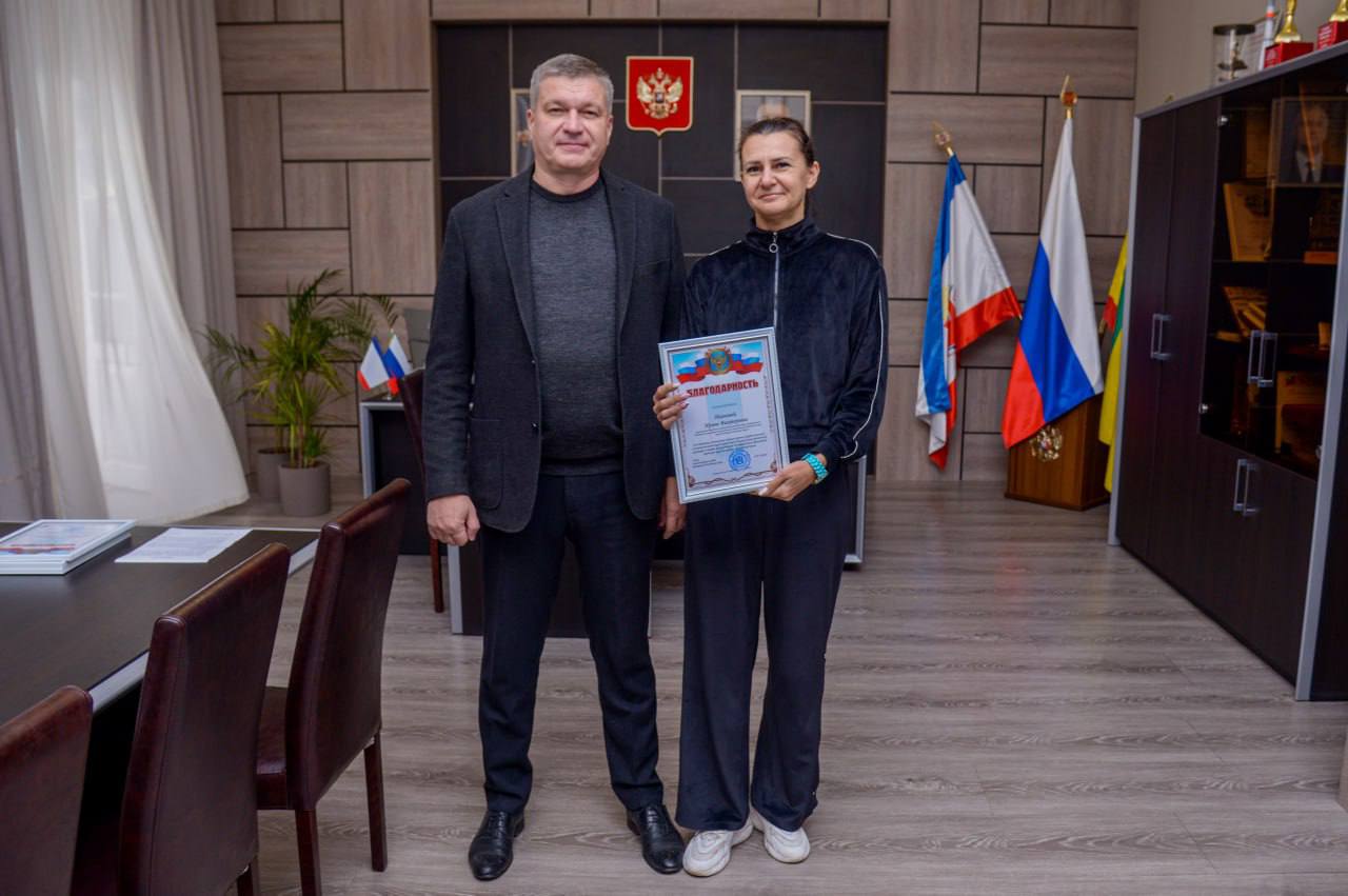 Александр Юрьев: Сегодня вручил благодарности учащимся МБУ ДО «Спортивная школа» Карине Шульге и Веронике Фроловой за высокие результаты в соревнованиях по художественной гимнастике различных уровней Александр Юрьев: Сегодня вручил благодарности учащимся МБУ ДО «Спортивная школа» Карине Шульге и Веронике Фроловой за высокие результаты в соревнованиях по художественной гимнастике различных уровней