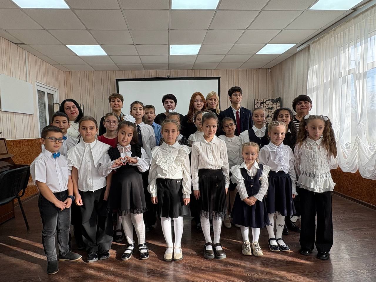 Концерт «Мамочке любимой». Нежные мелодии и проникновенные слова прозвучали со сцены Культурно-досугового центра, в котором в честь Дня матери, прошел праздничный концерт «Мамочке любимой»