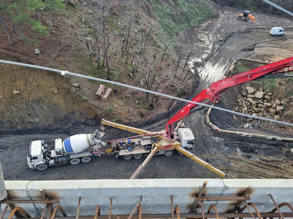 На дороге в обход Алушты приступили к третьему этапу укладки виадука На дороге в обход Алушты приступили к третьему этапу укладки виадука