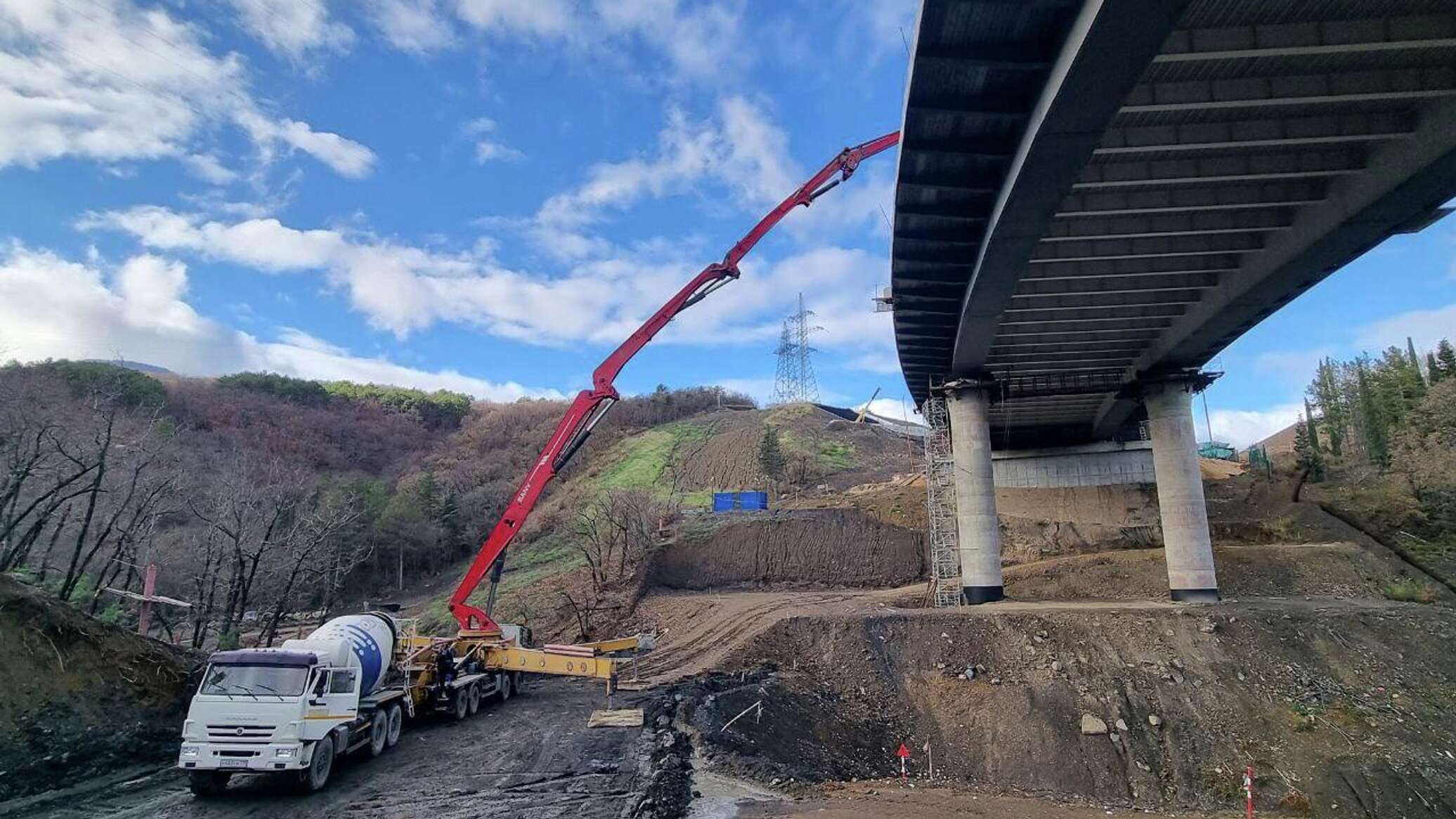На дороге в обход Алушты приступили к третьему этапу укладки виадука