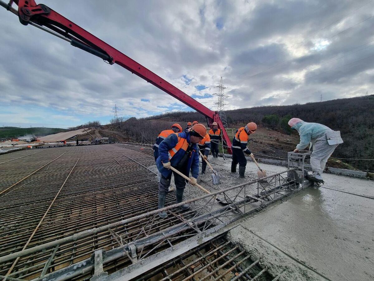 На дороге в обход Алушты приступили к третьему этапу укладки виадука На дороге в обход Алушты приступили к третьему этапу укладки виадука
