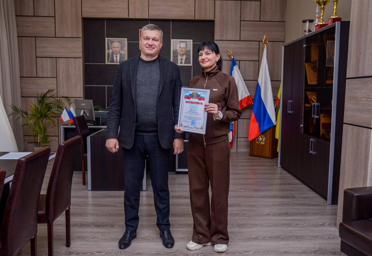 Александр Юрьев: Сегодня вручил благодарности учащимся МБУ ДО «Спортивная школа» Карине Шульге и Веронике Фроловой за высокие результаты в соревнованиях по художественной гимнастике различных уровней Александр Юрьев: Сегодня вручил благодарности учащимся МБУ ДО «Спортивная школа» Карине Шульге и Веронике Фроловой за высокие результаты в соревнованиях по художественной гимнастике различных уровней