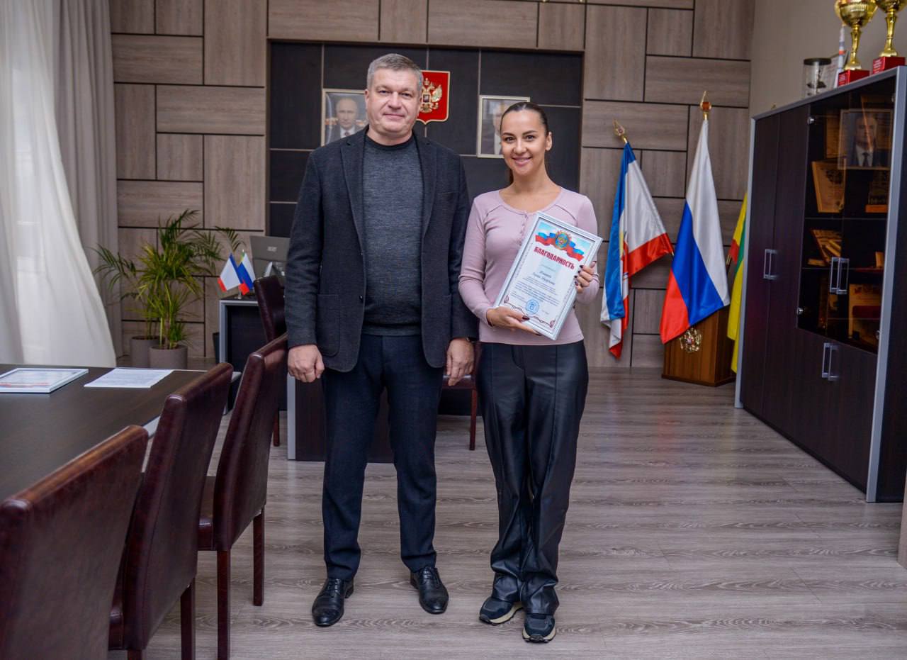 Александр Юрьев: Сегодня вручил благодарности учащимся МБУ ДО «Спортивная школа» Карине Шульге и Веронике Фроловой за высокие результаты в соревнованиях по художественной гимнастике различных уровней Александр Юрьев: Сегодня вручил благодарности учащимся МБУ ДО «Спортивная школа» Карине Шульге и Веронике Фроловой за высокие результаты в соревнованиях по художественной гимнастике различных уровней