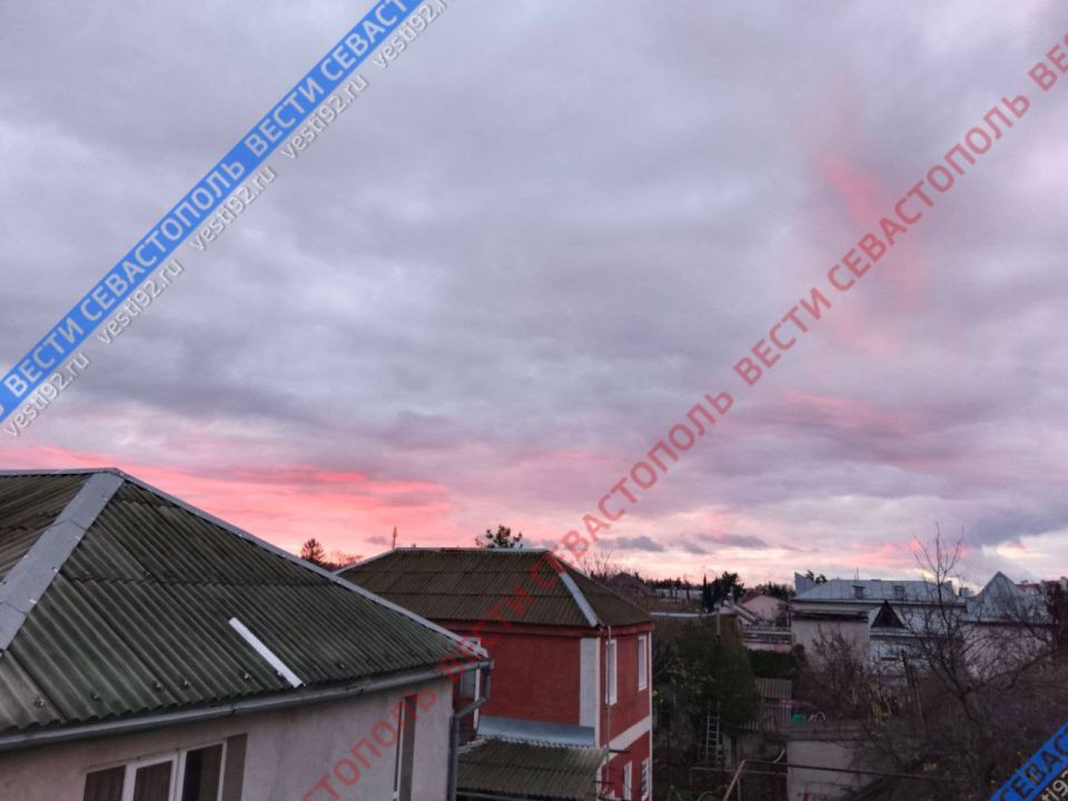 На улице пасмурно, но некоторым севастопольцам сегодня удалось увидеть красивый рассвет!