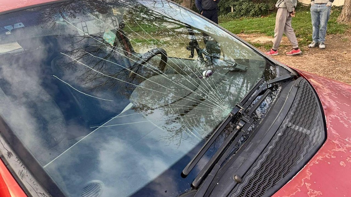 Две восьмилетние девочки на электросамокате попали под машину в Крыму