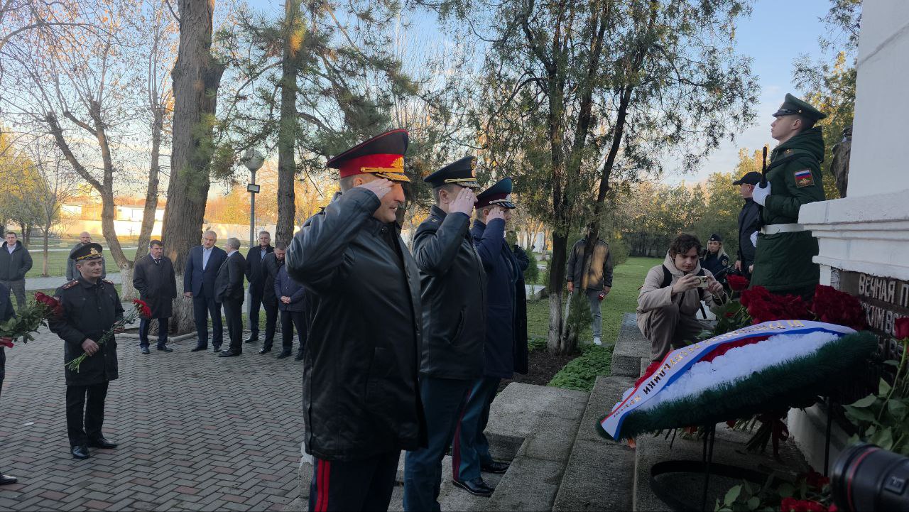 В Крыму и Севастополе росгвардейцы присоединились к мероприятиям, посвященным Дню Неизвестного солдата В Крыму и Севастополе росгвардейцы присоединились к мероприятиям, посвященным Дню Неизвестного солдата