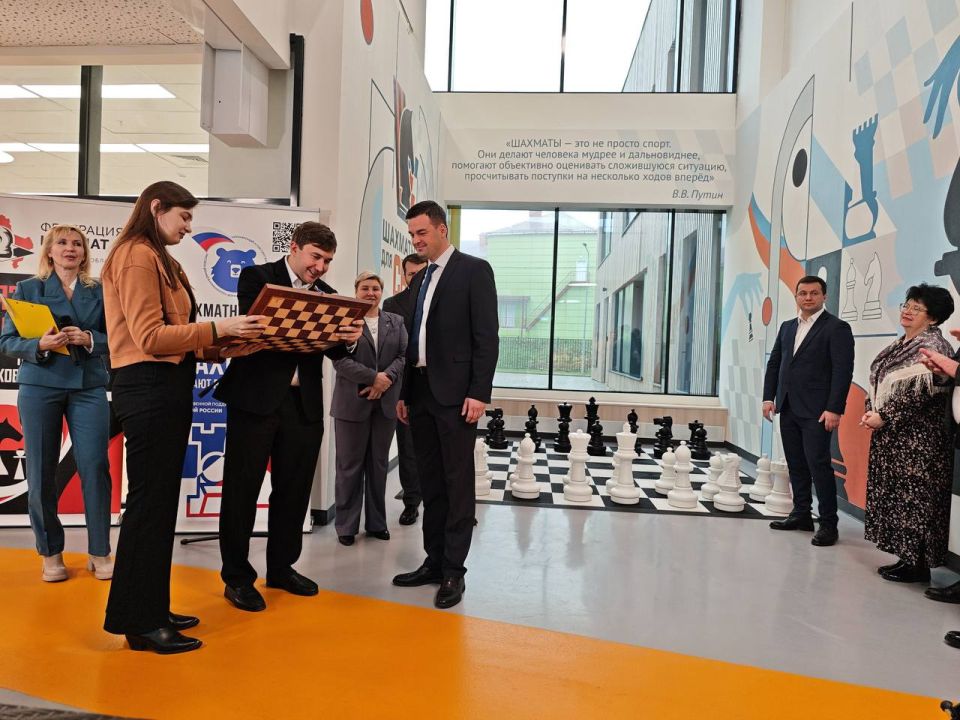 Шахматный клуб для Героев. Мы рады приветствовать в нашем Центре многократного чемпиона мира по шахматам Сергея Карякина Сегодня гроссмейстер открыл шахматный клуб и провел одновременный сеанс игры с10 бойцами СВО Шахматный клуб для Героев. Мы рады приветствовать в нашем Центре многократного чемпиона мира по шахматам Сергея Карякина Сегодня гроссмейстер открыл шахматный клуб и провел одновременный сеанс игры с10 бойцами СВО