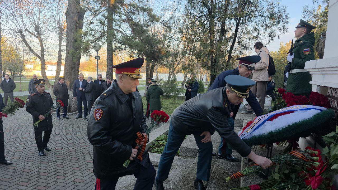 В Крыму и Севастополе росгвардейцы присоединились к мероприятиям, посвященным Дню Неизвестного солдата В Крыму и Севастополе росгвардейцы присоединились к мероприятиям, посвященным Дню Неизвестного солдата