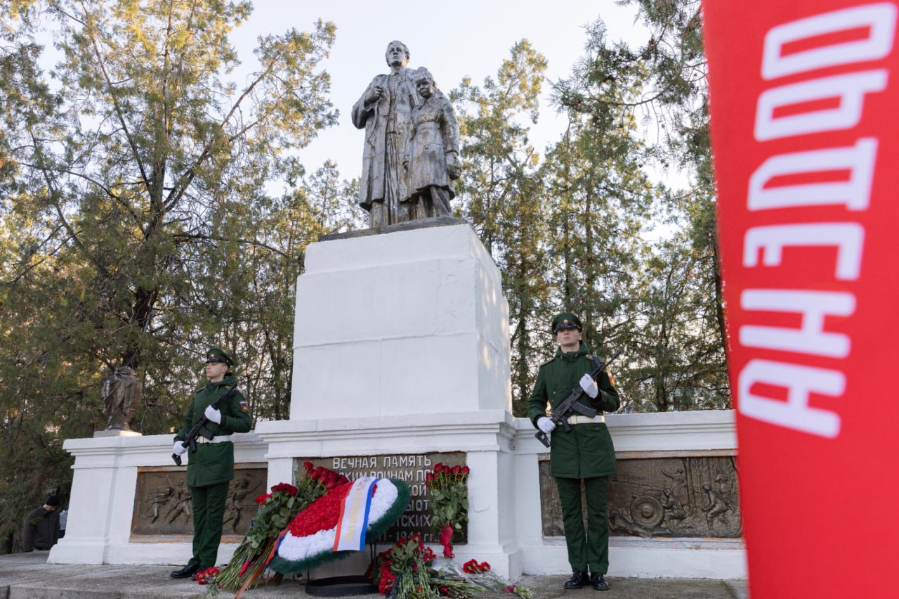 Крым почтил память безымянных героев в День Неизвестного Солдата Крым почтил память безымянных героев в День Неизвестного Солдата