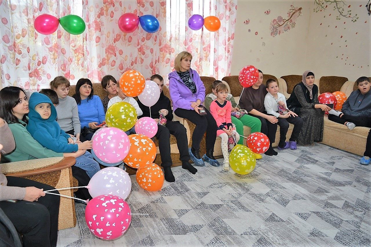 Александр Соколовский: Вместе с Главой муниципального образования Зоей Карлюгой побывал в гостях у воспитанников социально-реабилитационного отделения для детей-инвалидов ГБУ РК «Центр социального обслуживания граждан... Александр Соколовский: Вместе с Главой муниципального образования Зоей Карлюгой побывал в гостях у воспитанников социально-реабилитационного отделения для детей-инвалидов ГБУ РК «Центр социального обслуживания граждан...